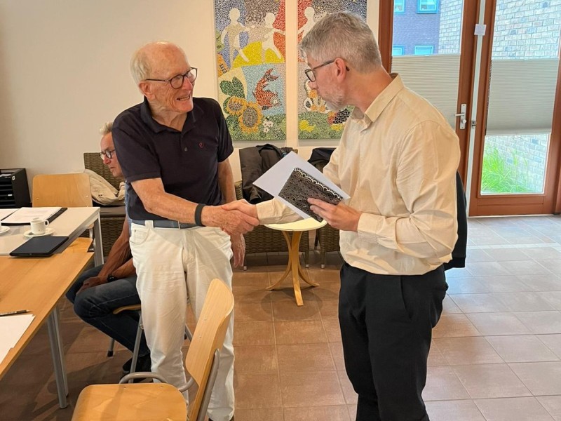 Henk van Tilburg die de oorkonde krijgt