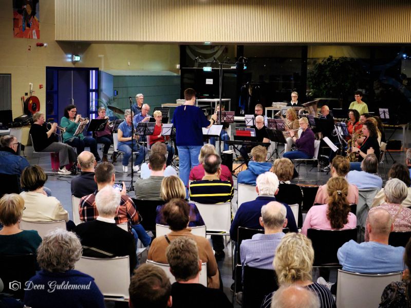 Het talentorkest met het publiek aandachtig luisterend