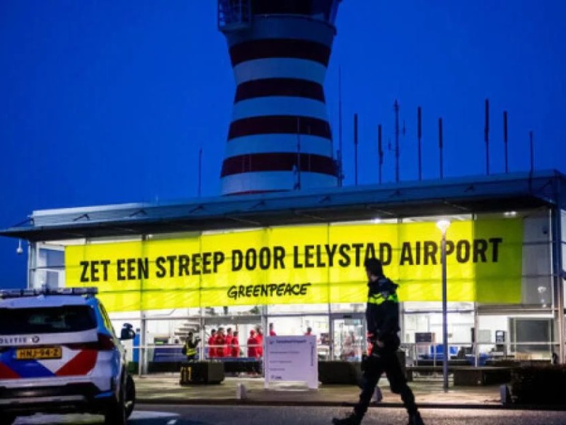 Greenpeace bezet Lelystad Airport uit protest tegen chartervluchten