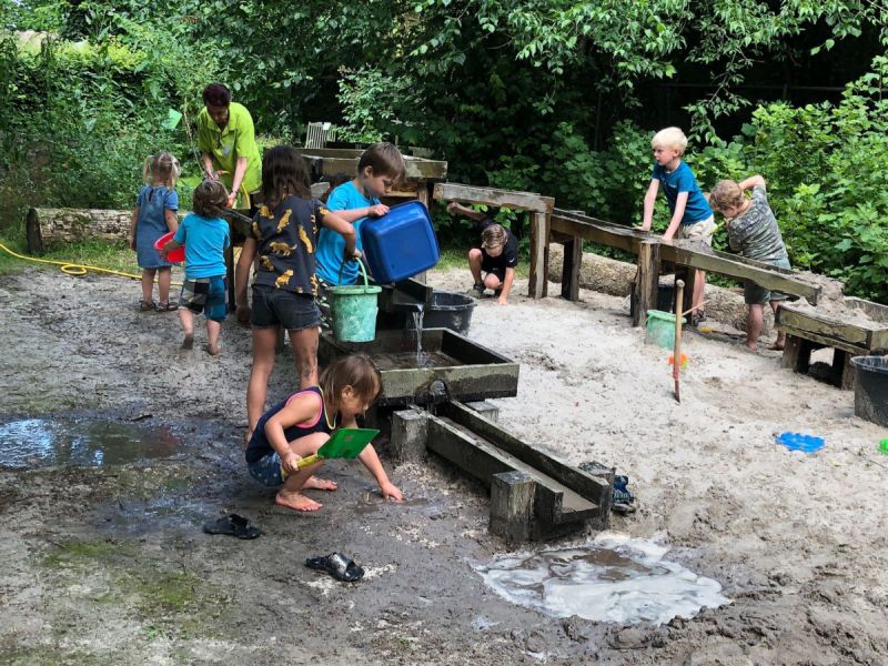 Kinderen die spelen bij de Waterspeelplaats