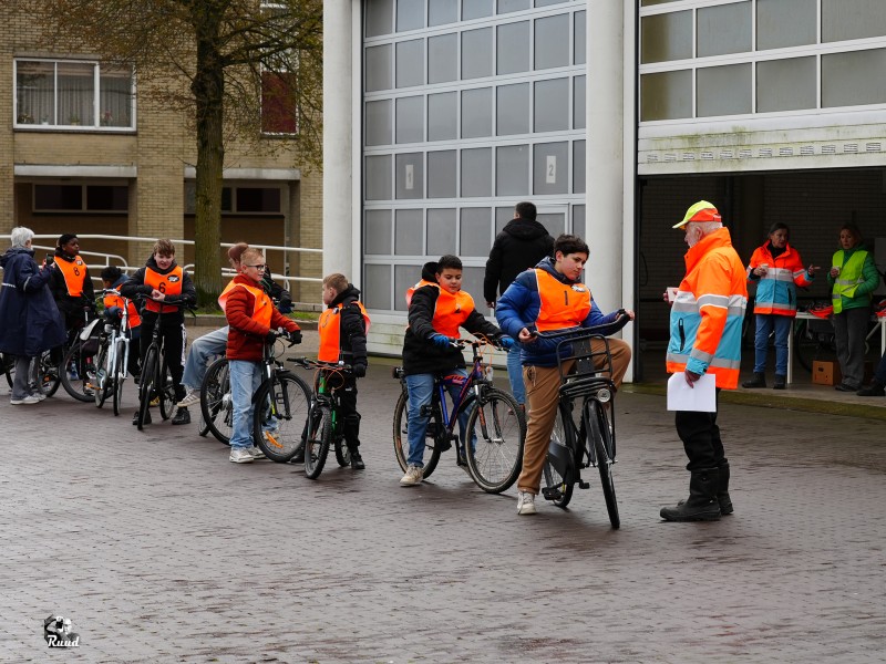 Leerlingen wachten in Zeewolde tot het verkeersexamen begint