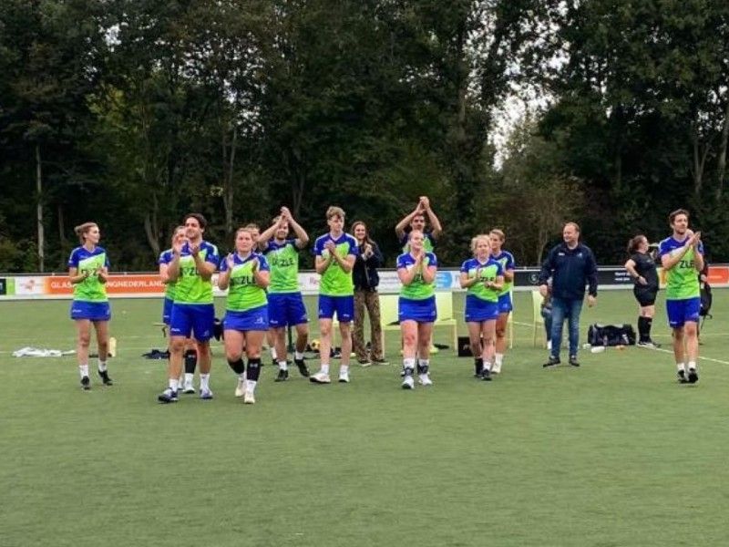 De korfballers bedanken publiek met applaus