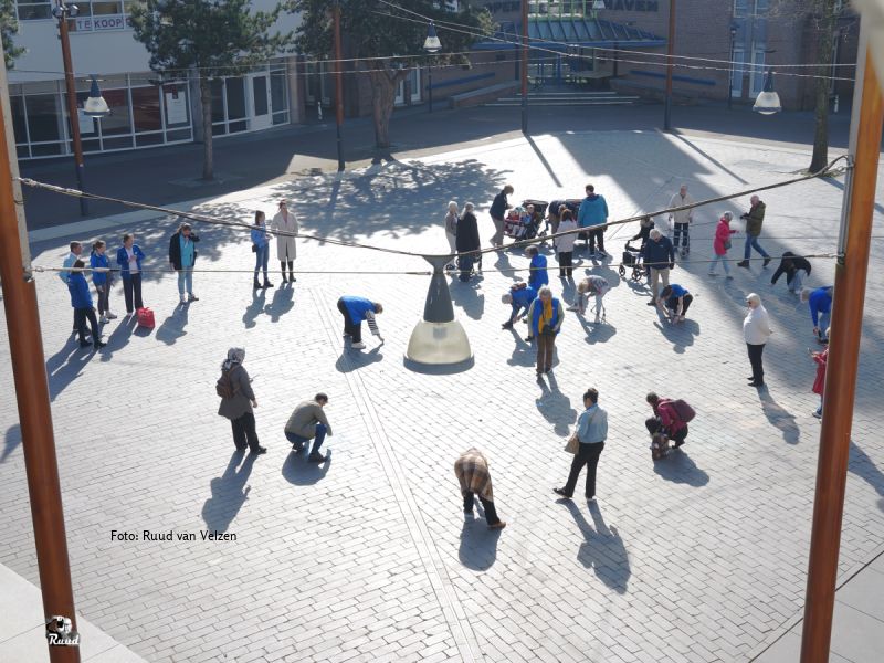 Stoepkrijt hartjes vullen het Kerkplein