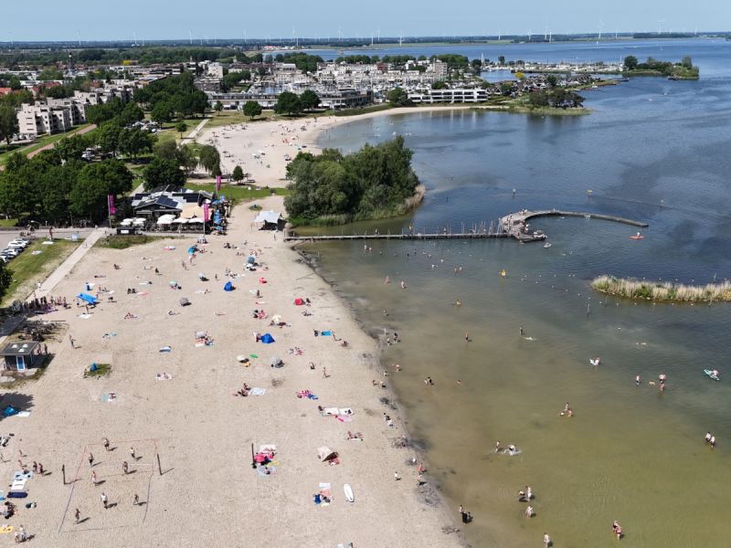 Tweede zomerse dag lokt mensen naar het strand in Zeewolde