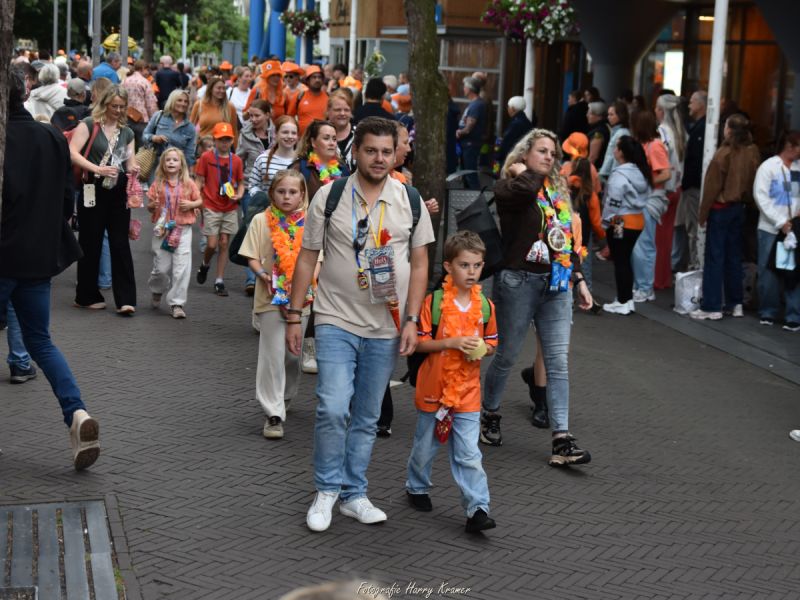 Avondvierdaagse Zeewolde afgesloten met medailles, muziek en oranje slotavond