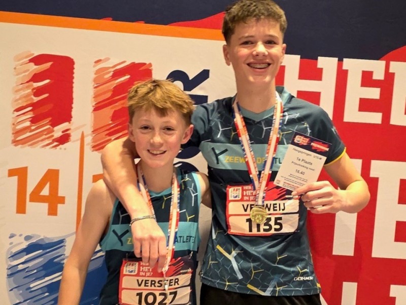 Verster en Verweij met hun medailles om trots bij elkaar