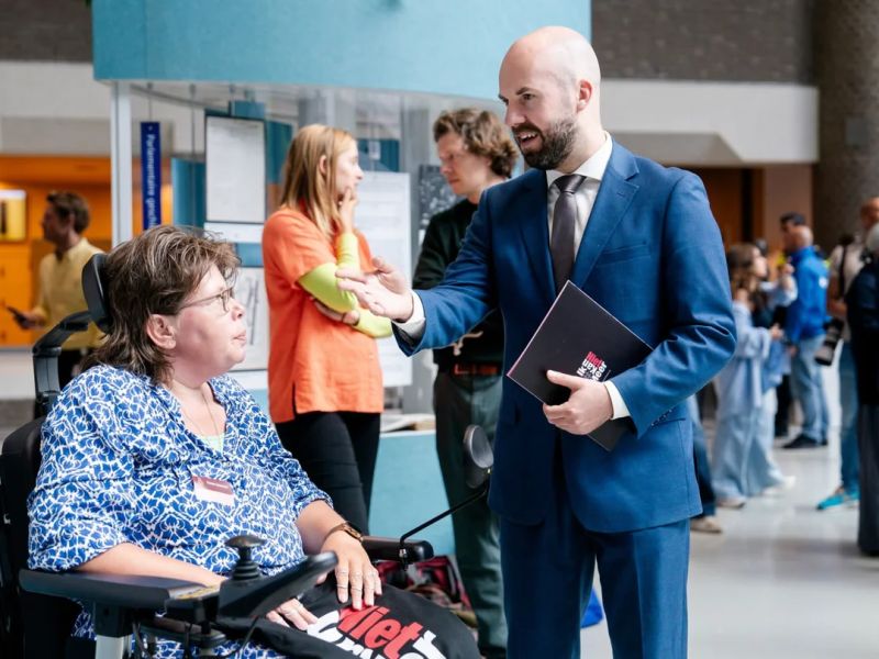 Elizabeth Witteveen in gesprek met D66-Tweede Kamerlid Marc Vervuurt.
