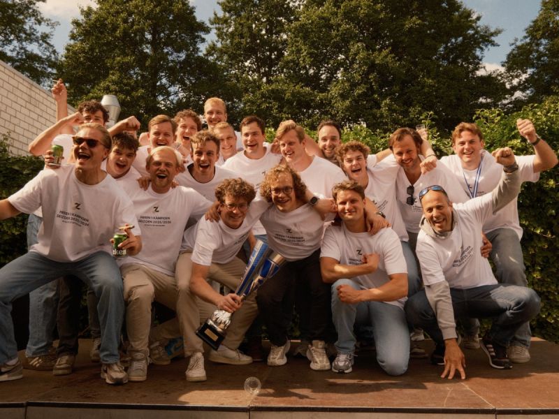 heren 1 van HC Zeewolde met de beker