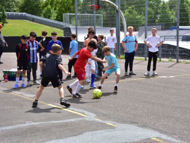 Straatvoetbaltoernooi Zeewolde voetballende jongeren