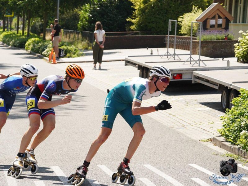 Friso voorop de bocht in met 2 andere jongens achter hem