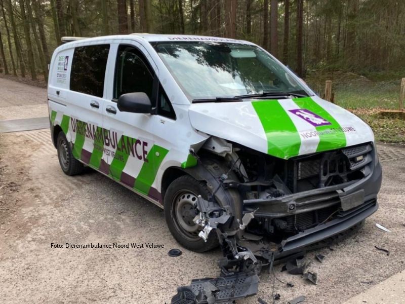 Dierenambulance Noord West Veluwe zwaar beschadigd na ongeval
