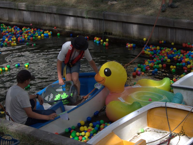 Scouts die tussen de ballen hun eigen gekleurde eendje moest vinden een grote eend is ook in het water en er liggen nog en paar lege bootjes