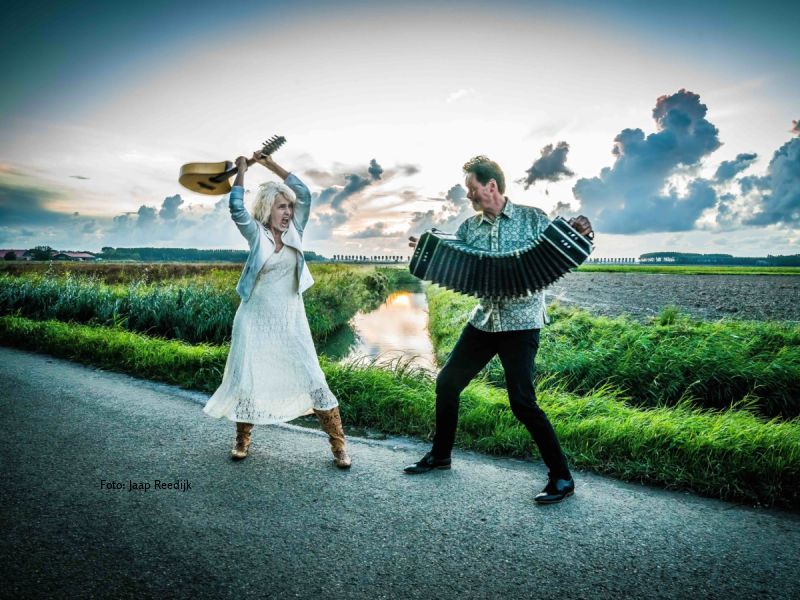 Leoni Jansen en Carel Kraayenhof met Melancholie in de Polder 2 in Zeewolde