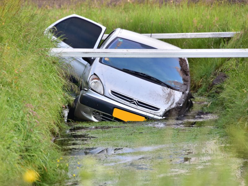 Auto in sloot Zeewolde