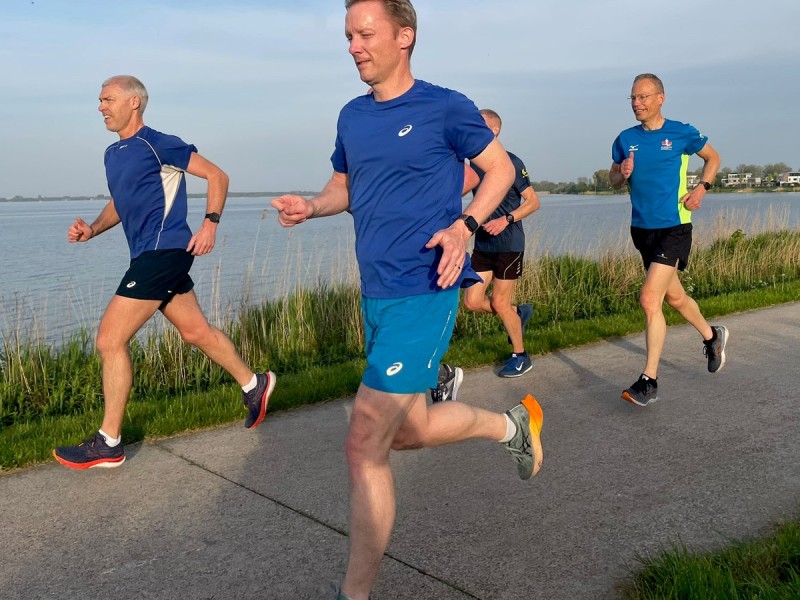 Een aantal hardlopers op de dijk