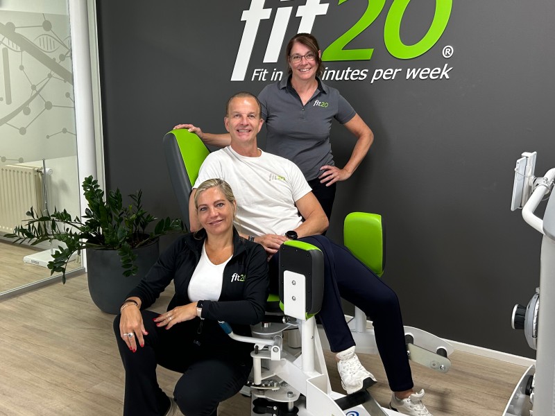 De medewerkers van Fit20 op een van hun apparaten