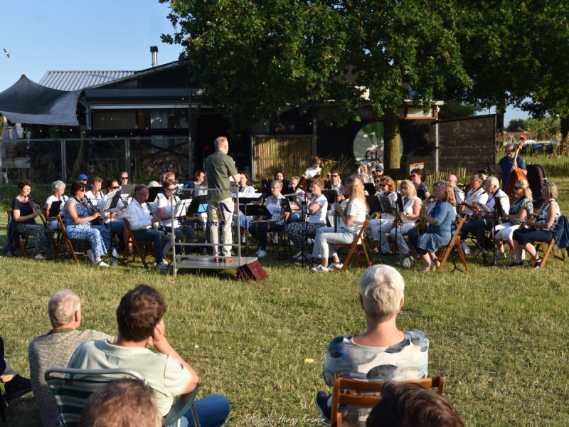 Regioharmonie De Verbinding sluit seizoen af met zomeravondconcert bij Fika