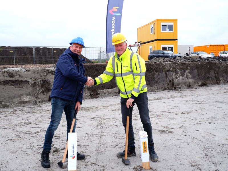 Mensen slaan klein paaltje in de grond.