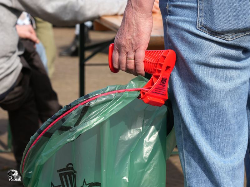 Zwerfafvalbrigade ruimt Zeewolde op, straat voor straat
