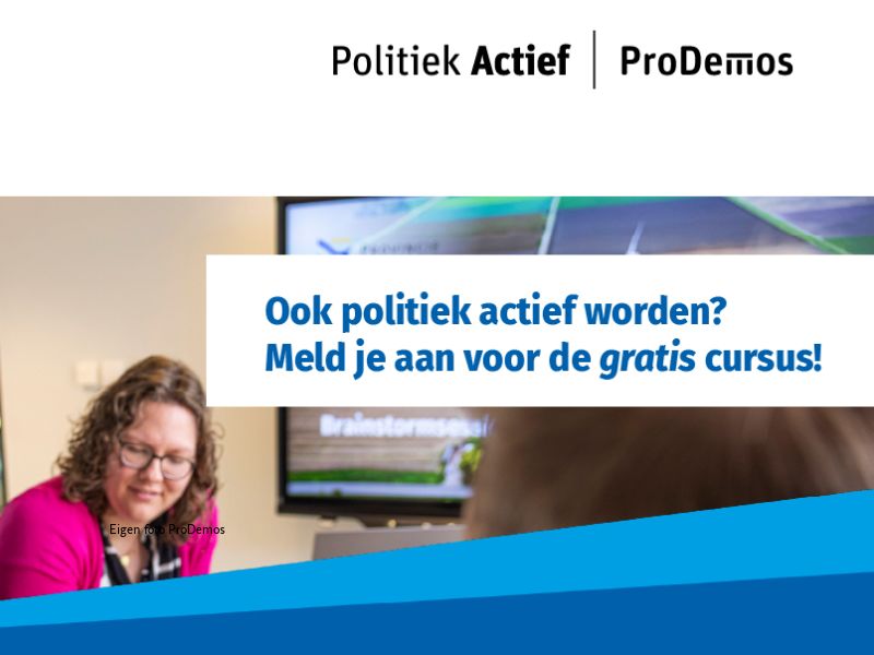 Een foto van politiek actief met wat mensen in beeld en de tekst