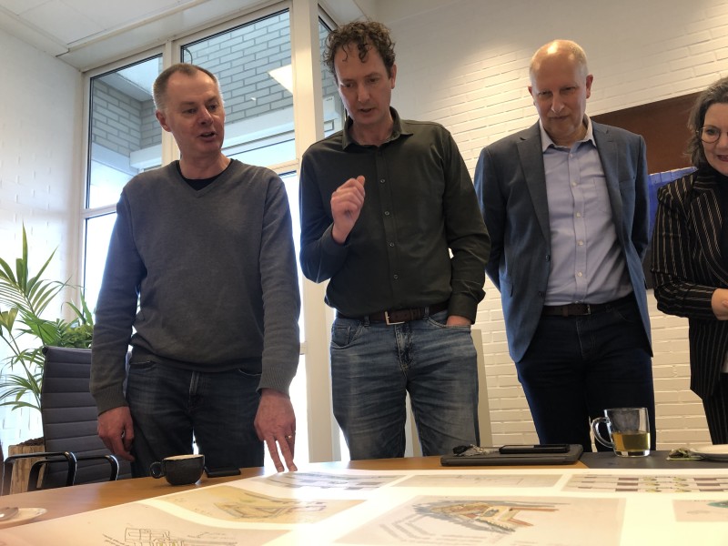Tekeningen Teun Koolhaas overhandigd aan erfgoed wethouder Scheffer