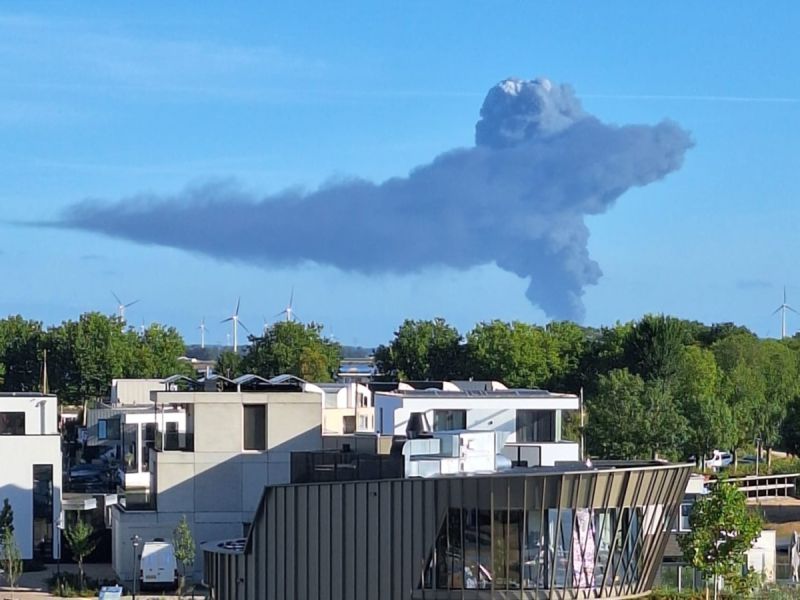 Rookwolk van zeer grote brand in Lelystad zichtbaar vanuit Zeewolde