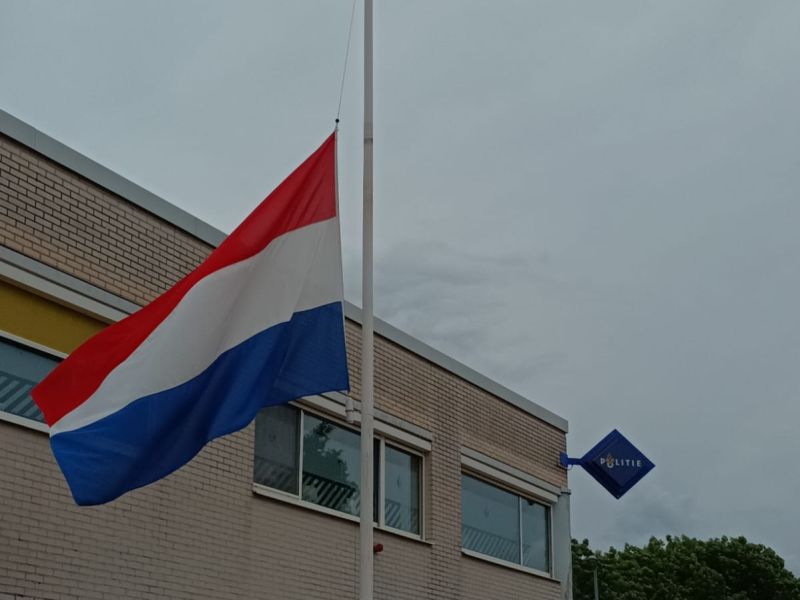 Vlag halfstok bij politiebureau Zeewolde