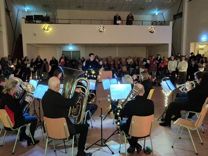 orkest en publiek binnen in de kerkzaal