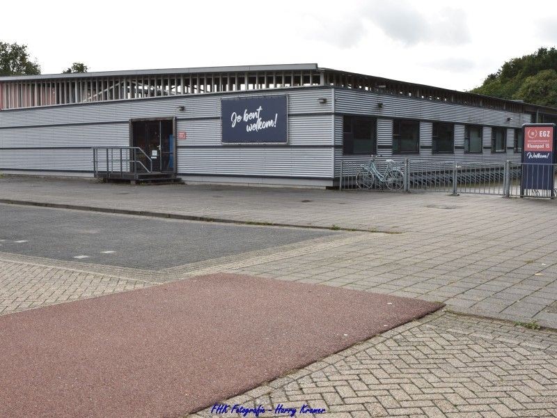 Gebouw met je bent welkom op de gevel.