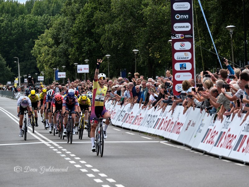 Lorena Wiebes overwint de wind in Simac Ladies Tour in Zeewolde