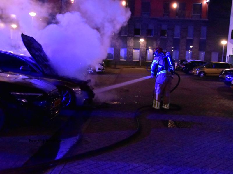 Autobrand in Zeewolde: twee auto's beschadigd