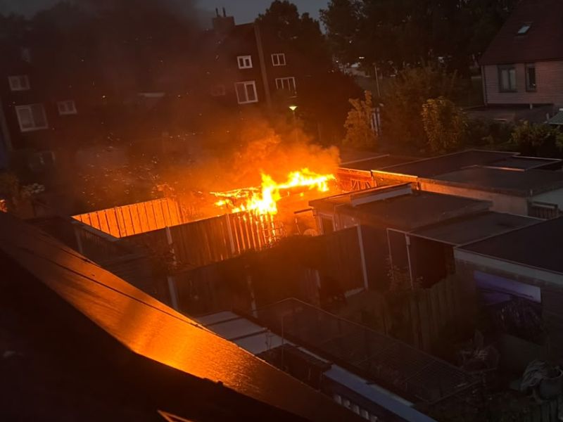 Brand in bijgebouw aan Zandplaat in Zeewolde