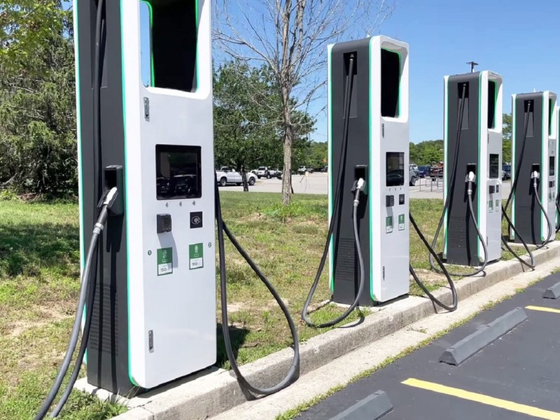 Een aantal laadpalen op een rijtje