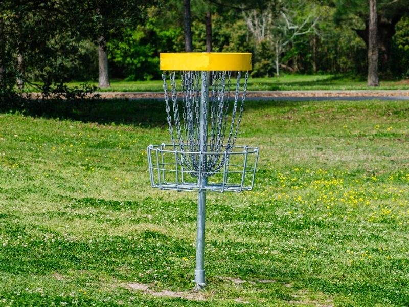 Een disc golf basket, waarin de disc moet worden geworpen