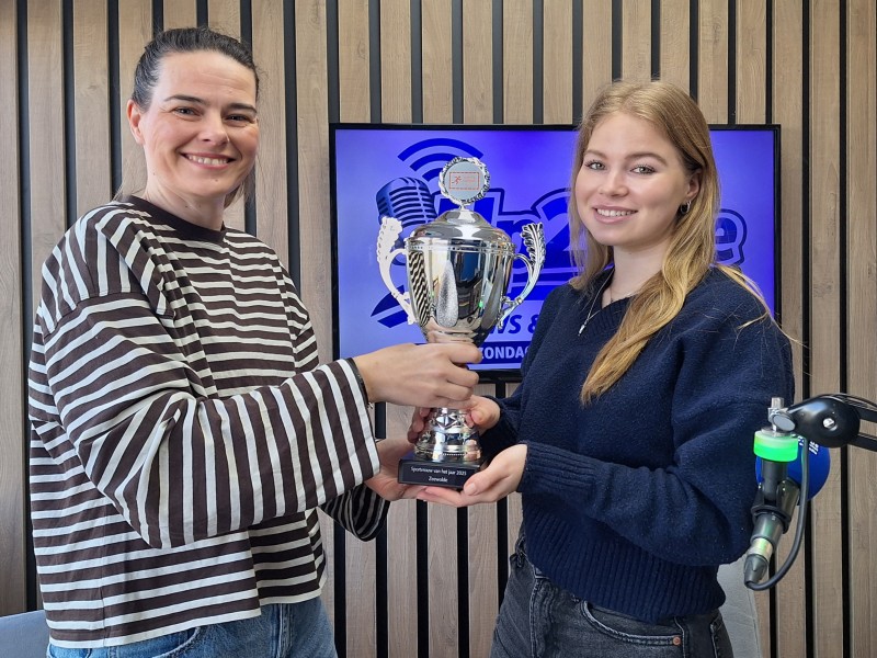 Rosalie van Vliet krijgt de prijs voor sportvrouw 2025 overhandigd door Michelle Volk