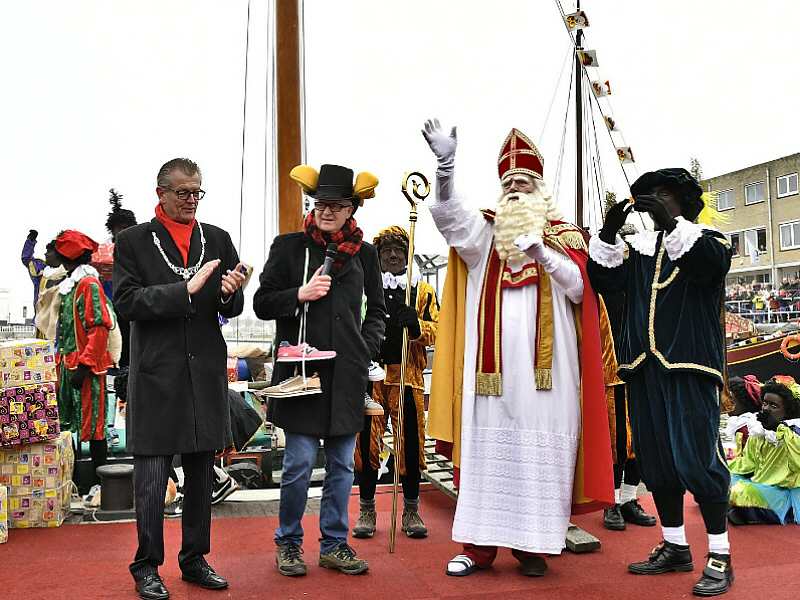 Sinterklaas zet voet aan wal