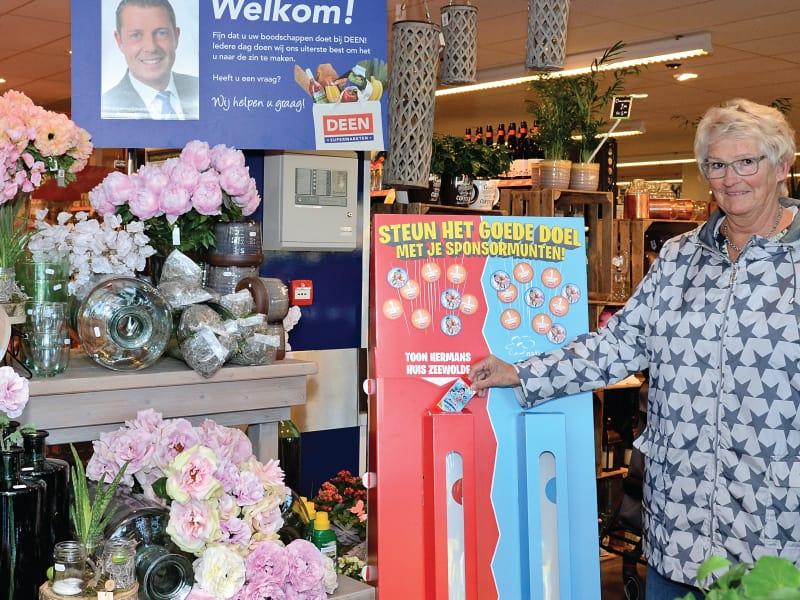 Muntenactie bij Deen voor Toon Hermans Huis en Nationaal Ouderen Fonds