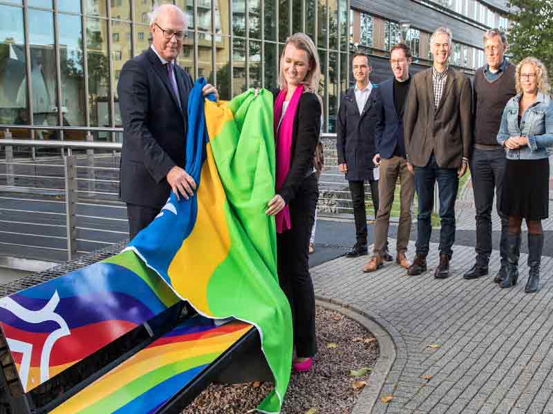 Provincie Flevoland onthult regenboogbankje