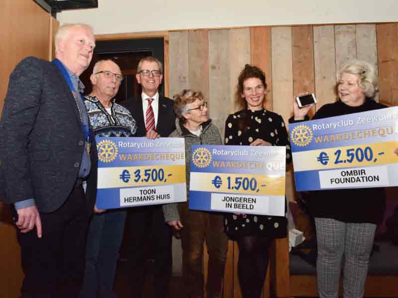 Rotaryclub reikt cheques uit van opbrengst Nieuwjaarsduik