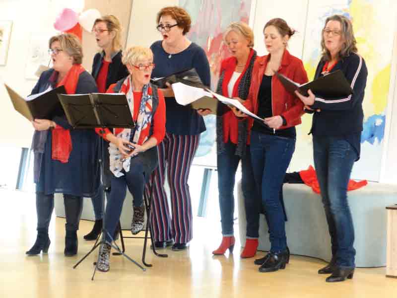 Een staande ovatie voor De Zingende Dames bij Grenzeloos Ontmoeten