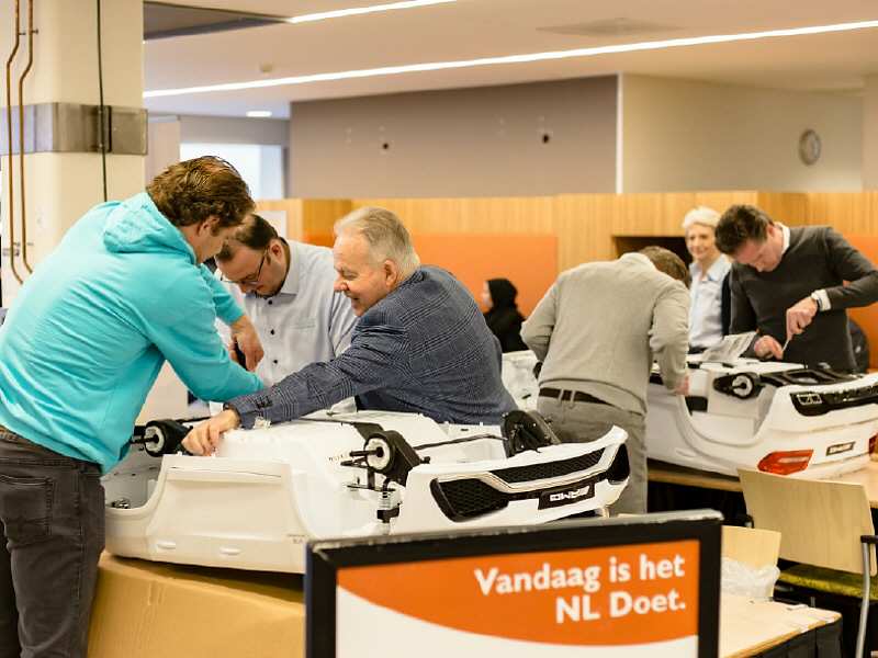 Wethouders zetten mini-autootjes in elkaar voor patiëntjes St Jansdal 