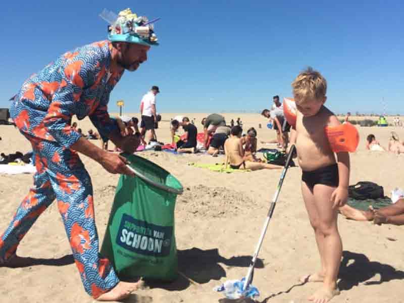 Op een schoon strand zijn de mensen vrolijker