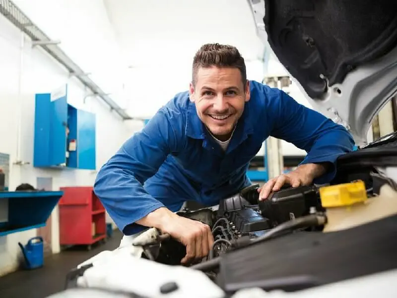 Jongere in werkplaats