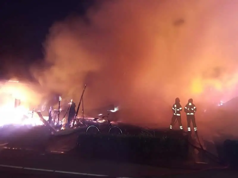 Brand verwoest 2 woningen migrantenhotel