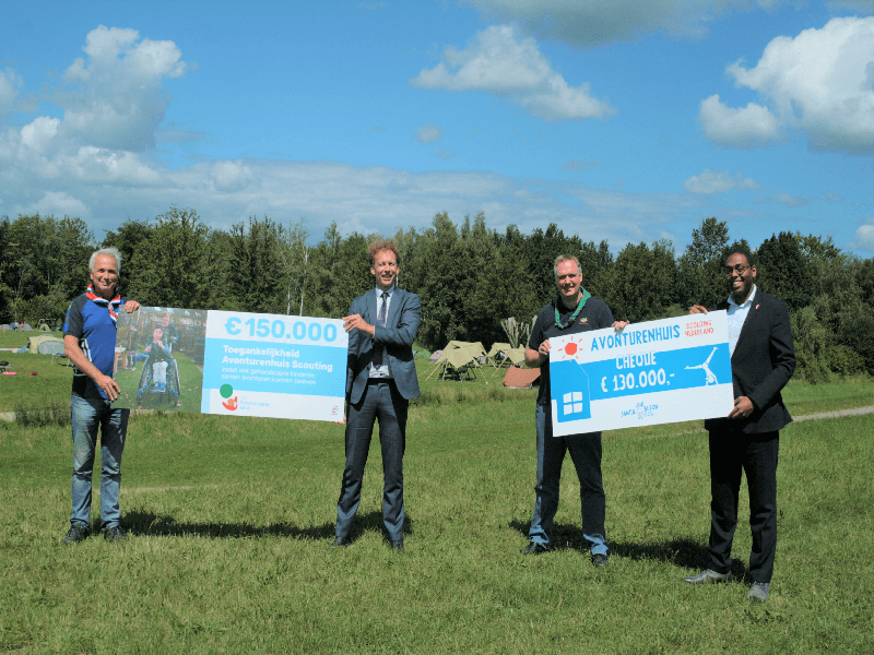 Scouting Nederland ontvangt cheques 