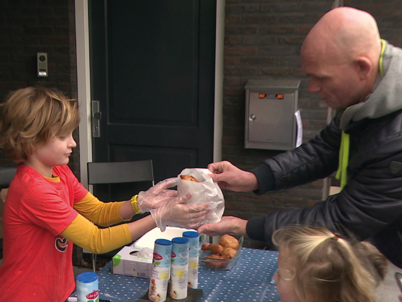 Broertjes Gijs (6) en Floris (9) bakken oliebollen voor goed doel