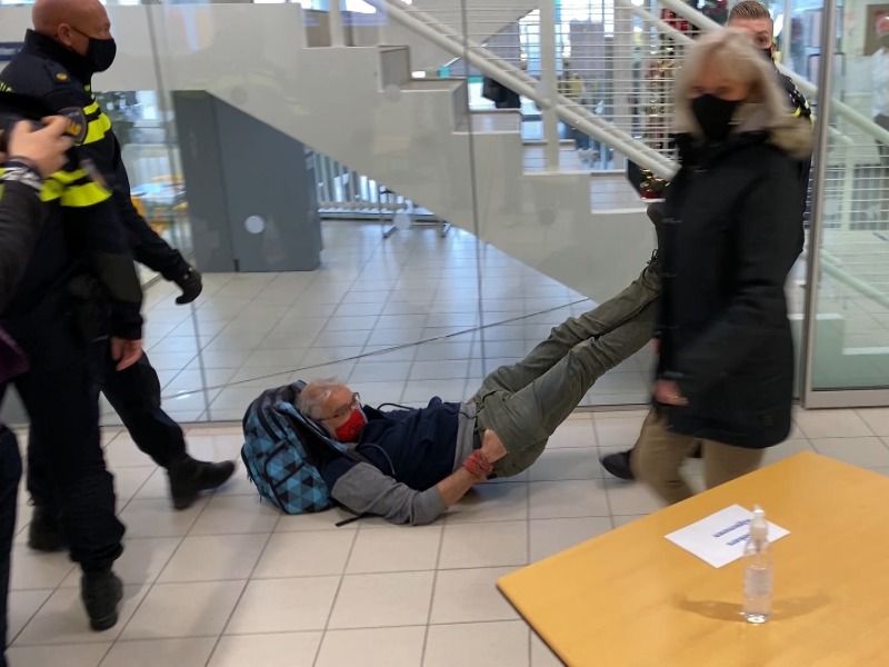 Actievoerders door politie weggesleept uit gemeentehuis