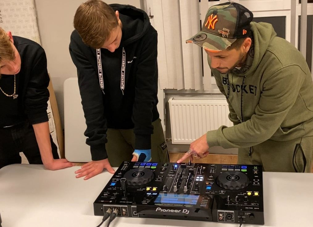 Jongeren worden opgeleid tot dj