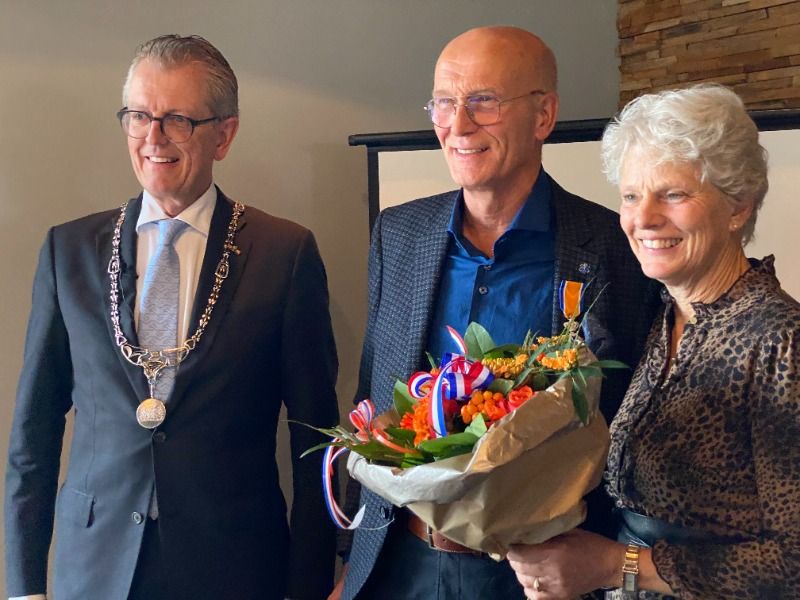 Adrie Henkes geridderd voor werk in de zorg