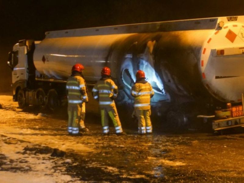 Geparkeerde tankwagen met resten benzine vat vlam